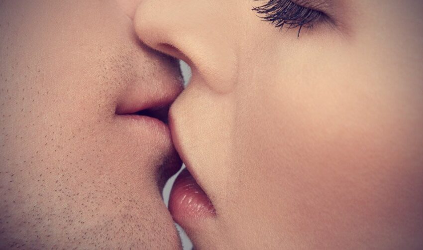 Bacio tra amanti