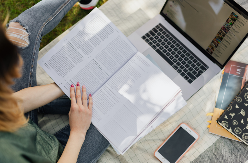 Un 17% di italiani snobba i libri e legge solo su smartphone e online